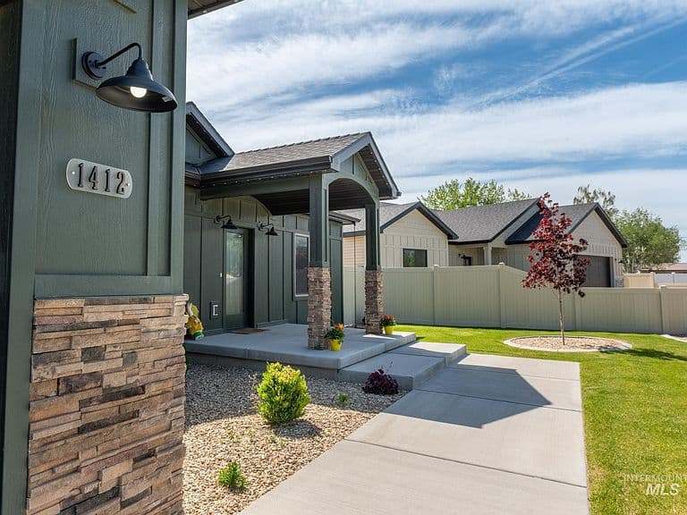 1412 Quartz Dr photo 2