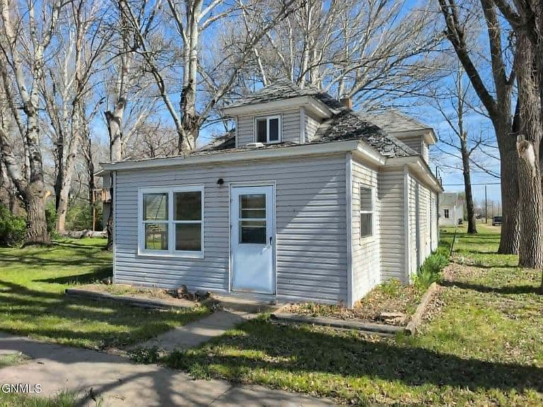 203 Nolan Ave W photo 3
