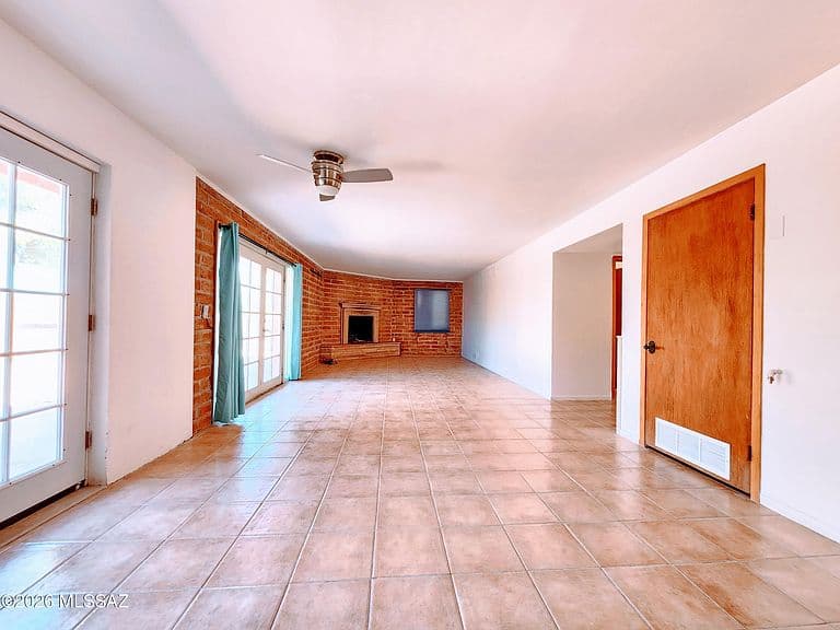 7424 N La Canada Dr photo 2