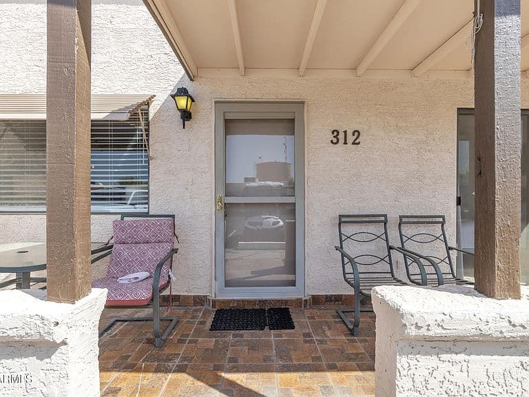 312 E LANCASTER Court photo 2