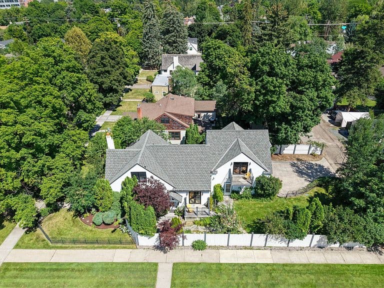 501 Evans Ave photo 4