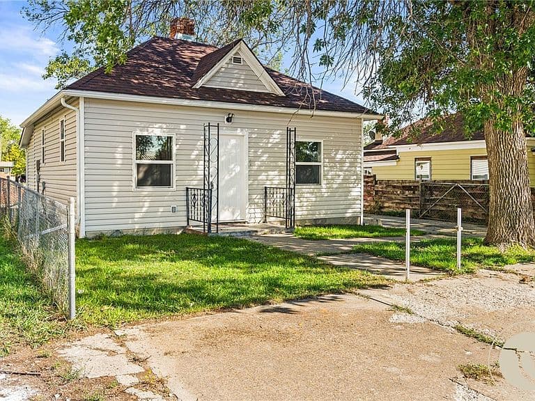 214 2nd St E photo 1