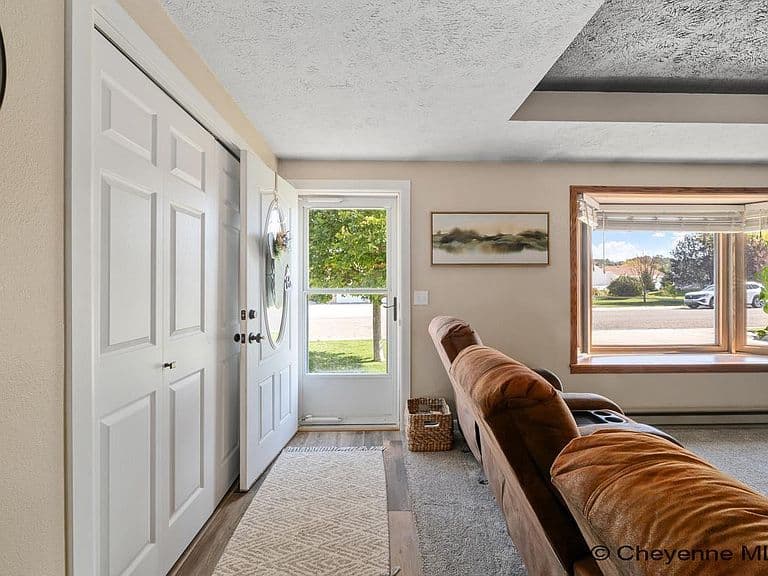 660 Simkins Ave photo 4