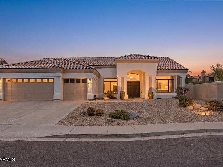 9034 E HELM Drive photo 2