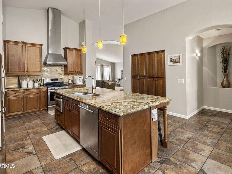 229 E JORDON Lane photo 4