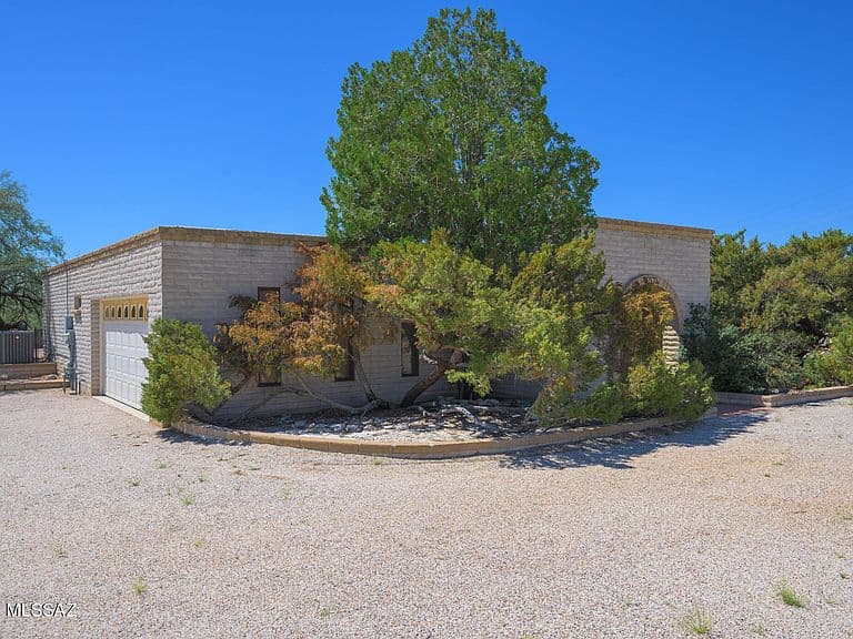 3195 N Homestead Pl photo 1