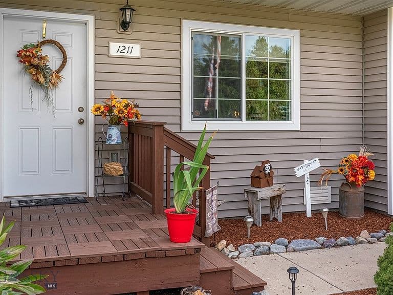 1211 Homesteaders Way photo 3