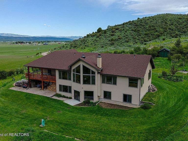 651 Indian Hollow Ln photo 1