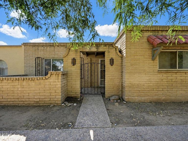 520 N HOBSON Plaza photo 1