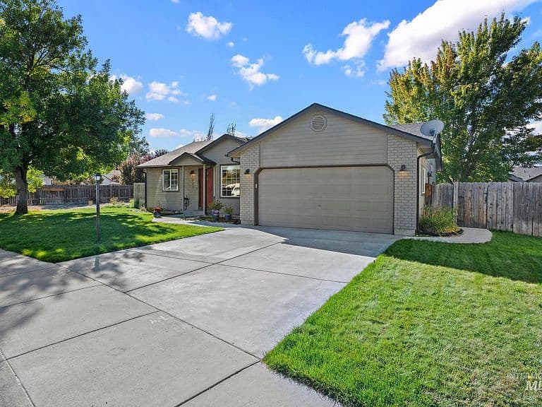 1221 W Waltman Dr photo 3