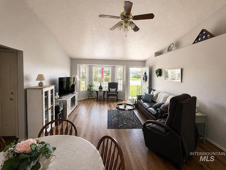 2313 Leo Dr photo 2