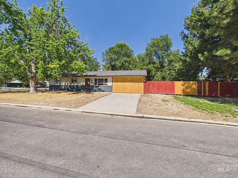605 Harmon Way photo 1