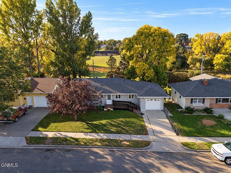 1011 W B Ave photo 2
