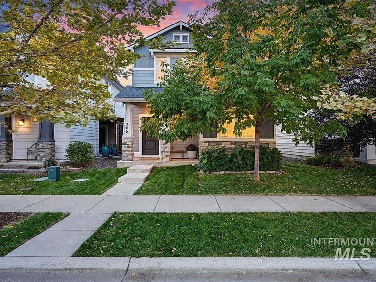 745 E Springloyd St photo 1