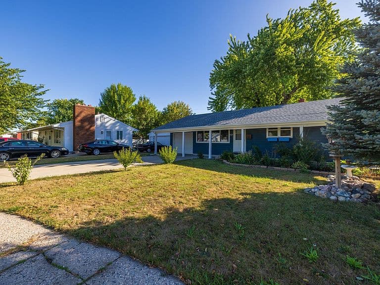 537 2nd Street Ct E photo 2