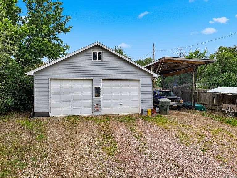 1025 Kingsbury St photo 2