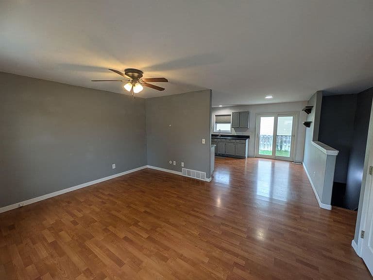 691 Oakwood Dr photo 4