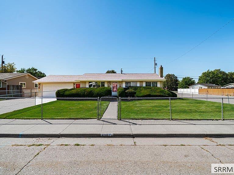 499 Valley Dr photo 1