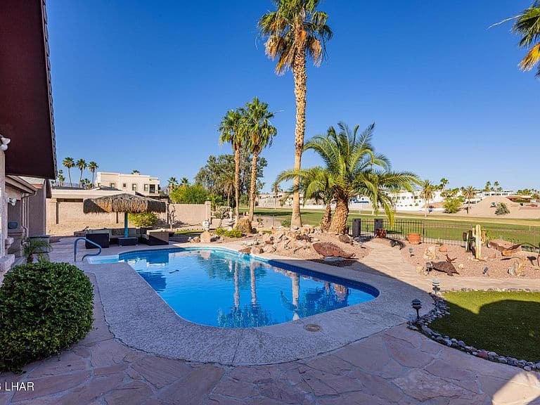 560 Hagen Dr photo 2