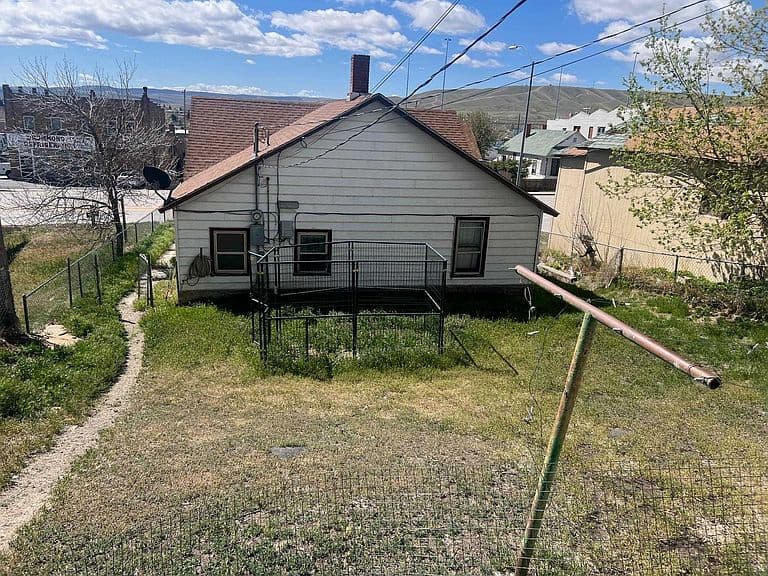 115 E Cedar St photo 4