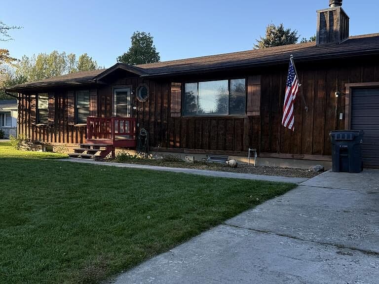 1565 Parkwood Cir photo 3