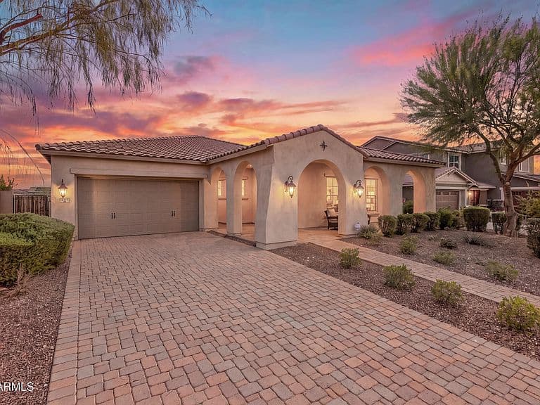 2317 N BEVERLY Place photo 1