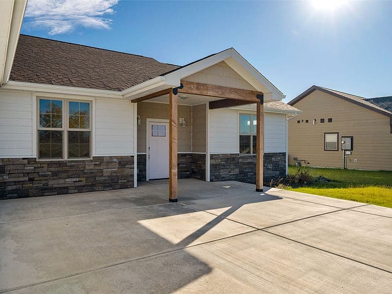 1020 Sagebrush Ln photo 2