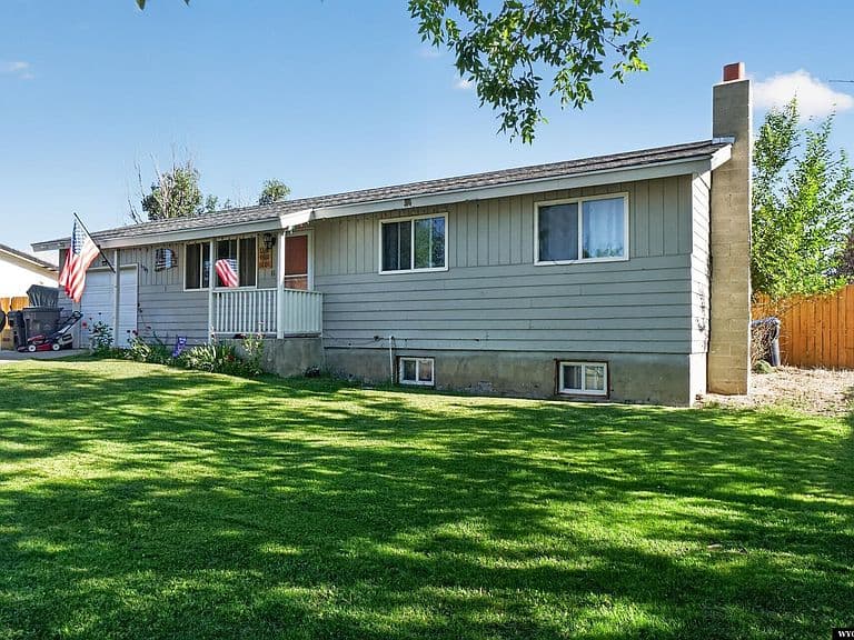 1585 Wyoming Dr photo 2