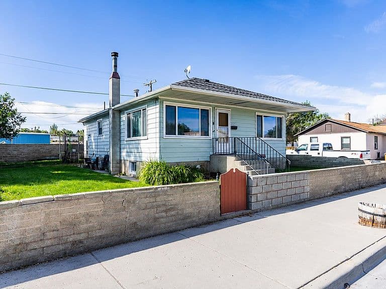 1302 Clark St photo 2