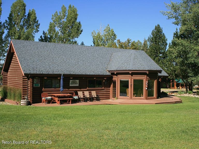 1458 Hardman Rd photo 2