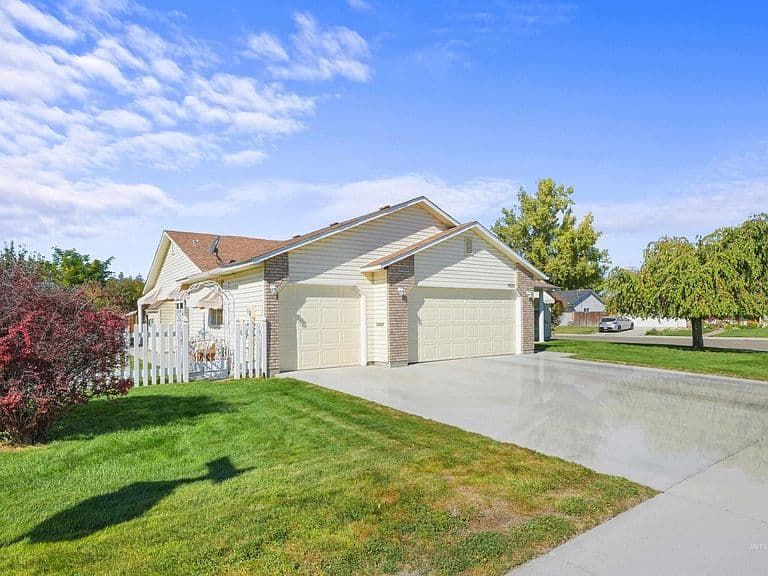 1423 S Bonneville Dr photo 3
