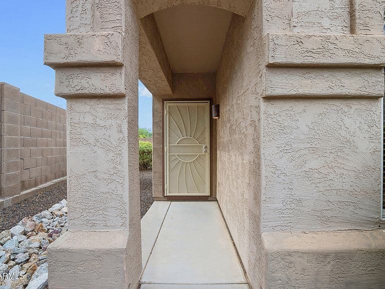 524 E RED ROCK Trail photo 4