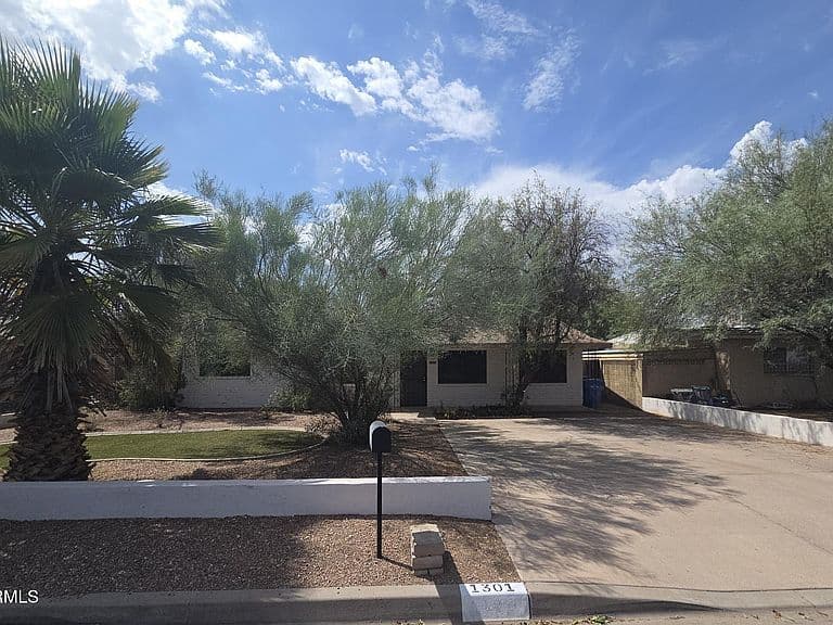 1301 E SAHUARO Drive photo 1