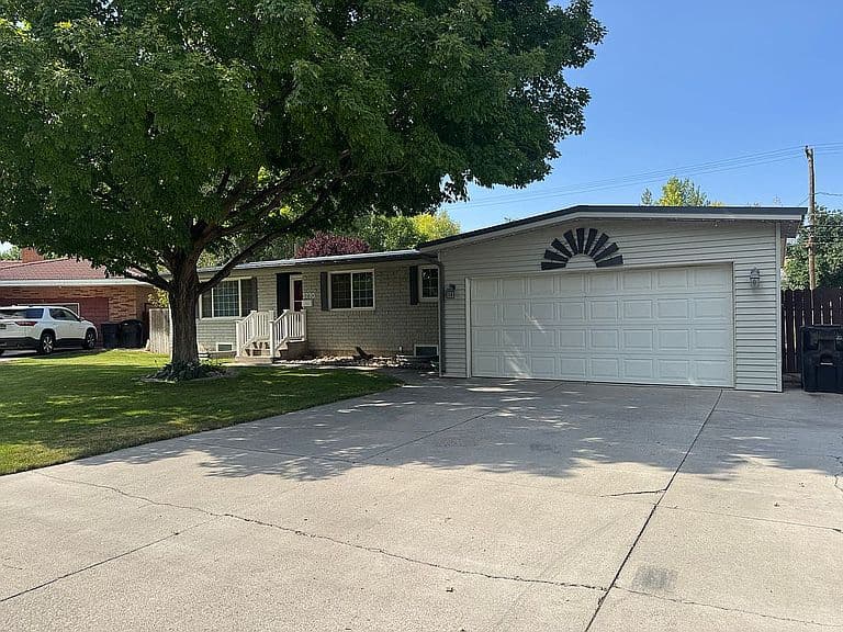 2220 Conant Dr photo 2