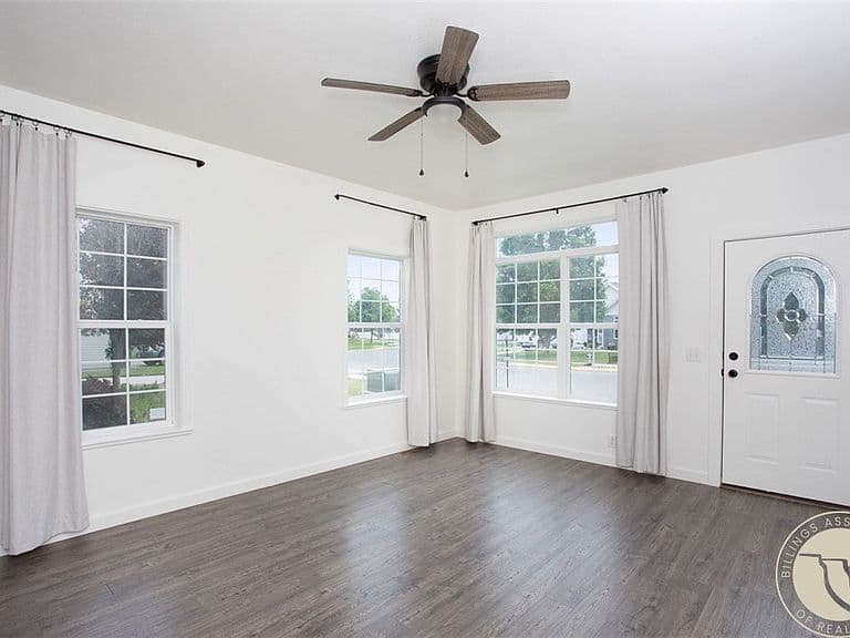 1407 Twin Oaks Dr photo 3