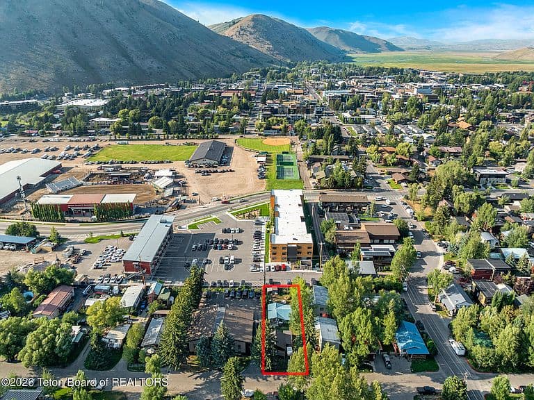 235-237 Aspen Dr photo 3