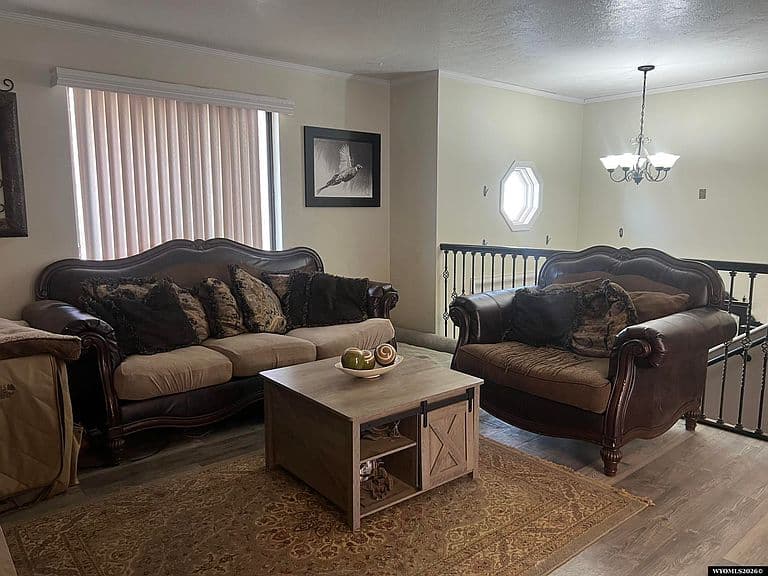 913 Eisenhower Dr photo 3