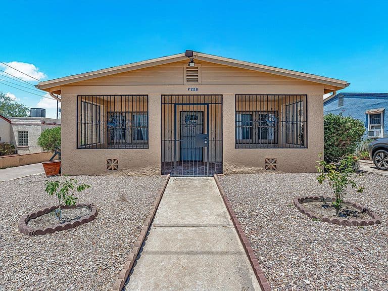228 W Jacinto St photo 1