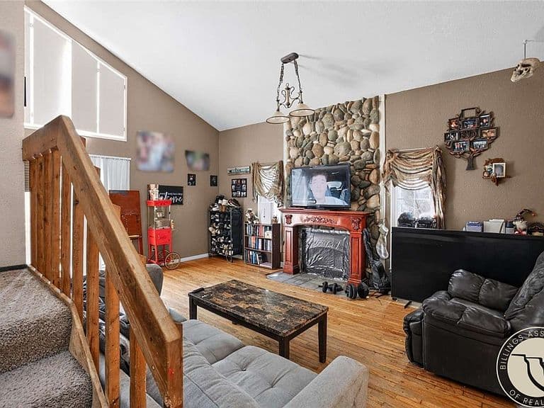 631 Sapphire Ave photo 4