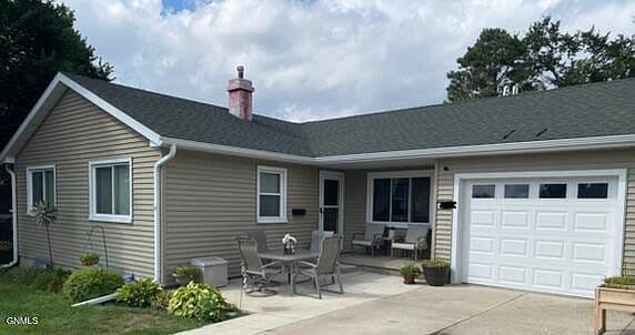 2116 E Ave E photo 2