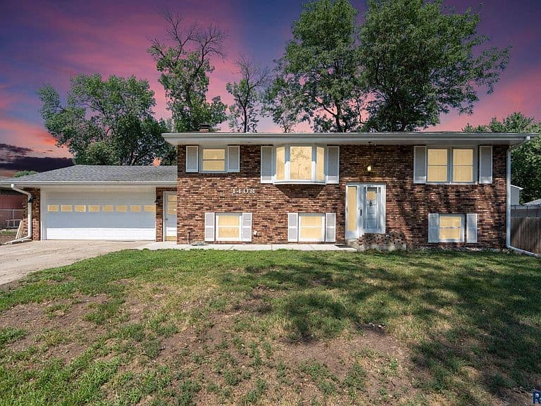 1408 E Sylvan Cir photo 2