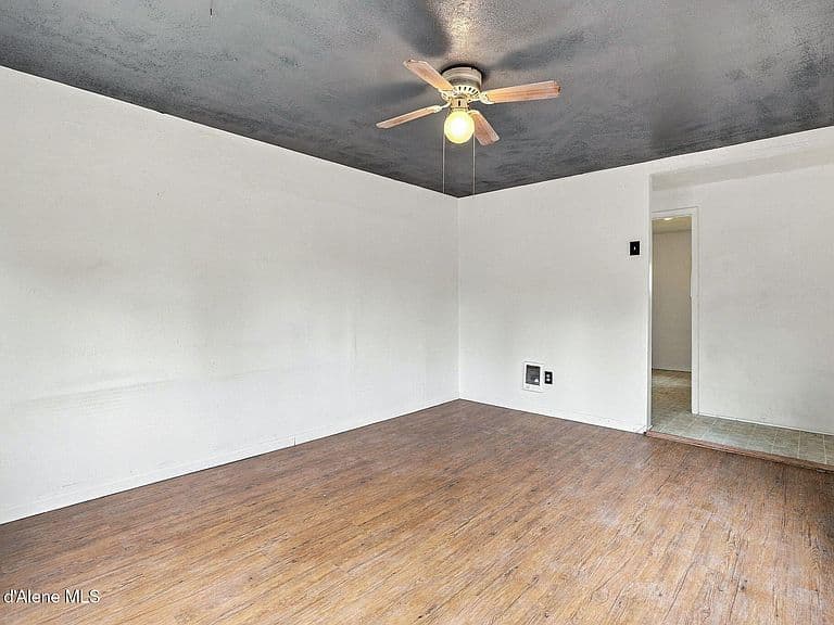 660 Maple Ave photo 4