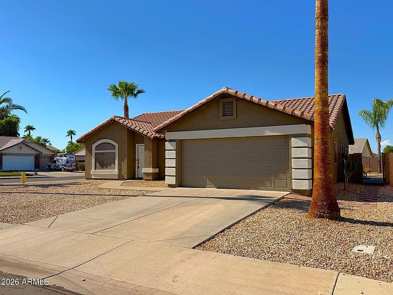 2834 E Oakland Court photo 2