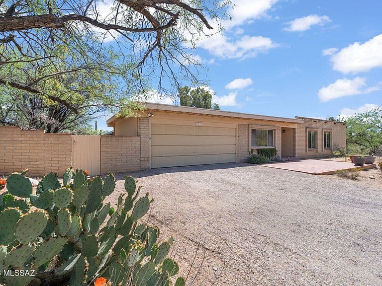 9070 E Kayenta Dr photo 2