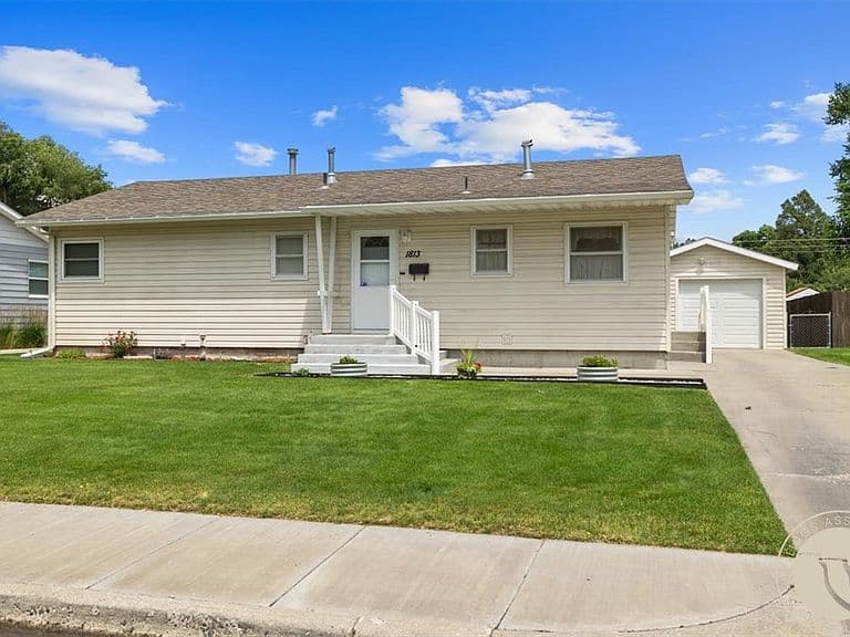 1813 Avenue E photo 1