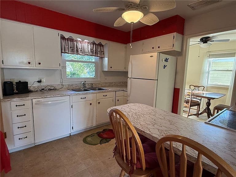 1641 Custer Ave photo 4