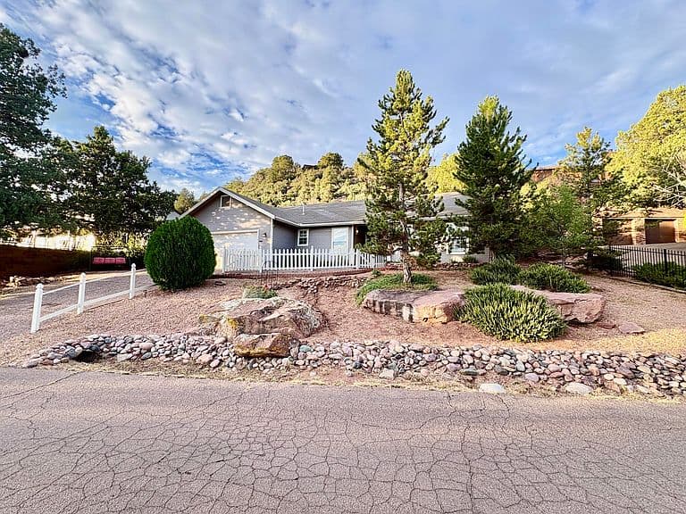 1302 W Lake Dr photo 1