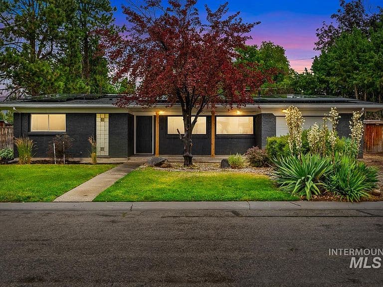2110 S Broadmoor Dr photo 1