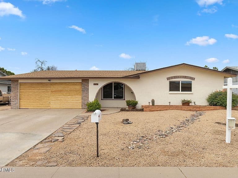 4732 W ALTADENA Avenue photo 1