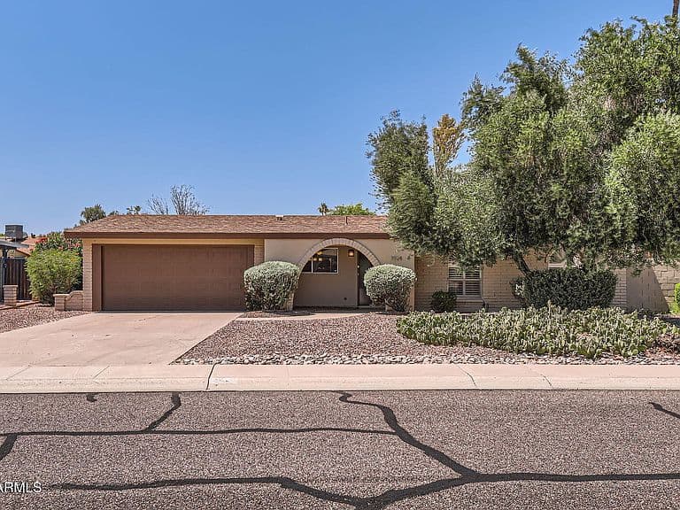 3924 E Cortez St photo 2